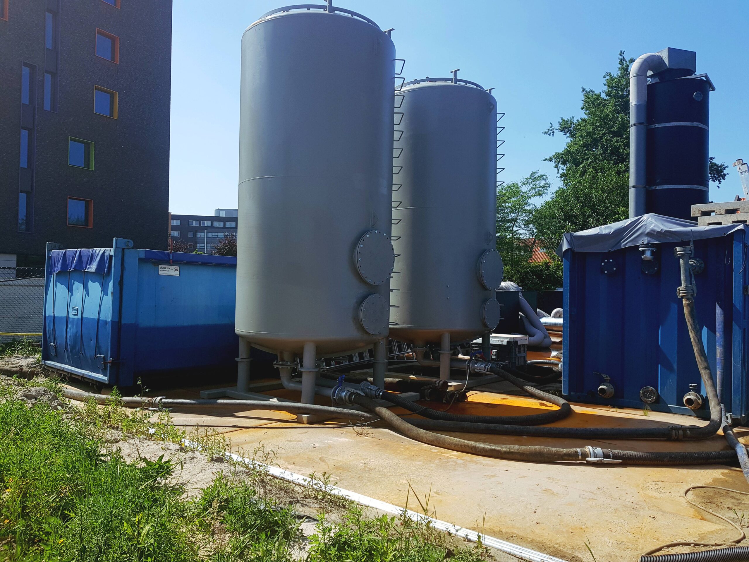 Twee filtertanks, twee bufferbakken en een striptoren die verbonden zijn met buizen.