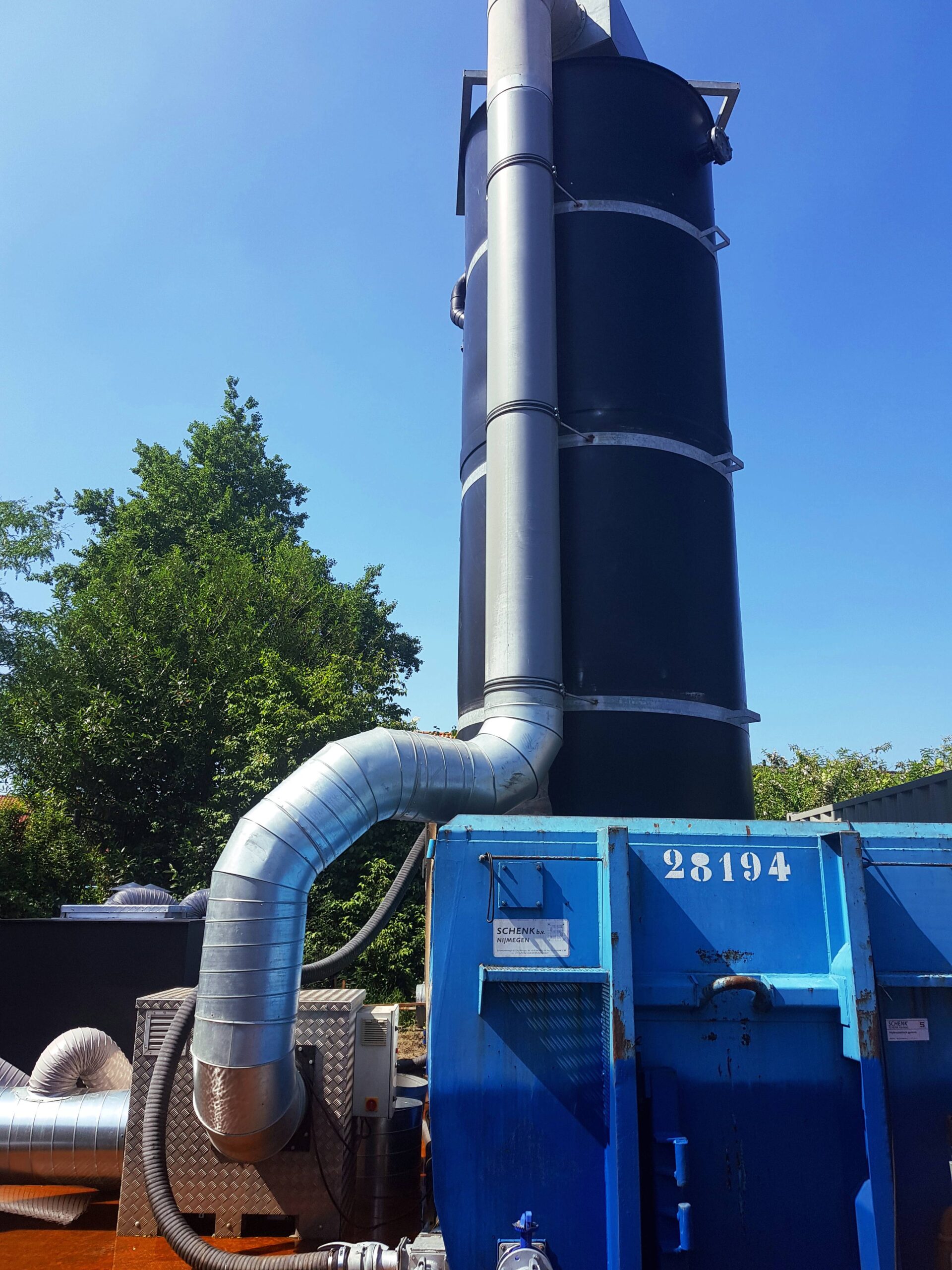 Striptoren, luchtzijdig actief kool filter en een bufferbak.